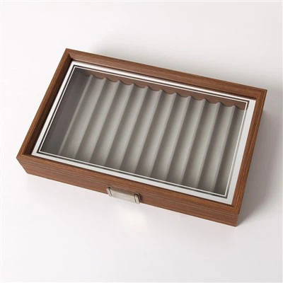 Puinen kaulakorun säilytyslaatikko kattoikkunalla